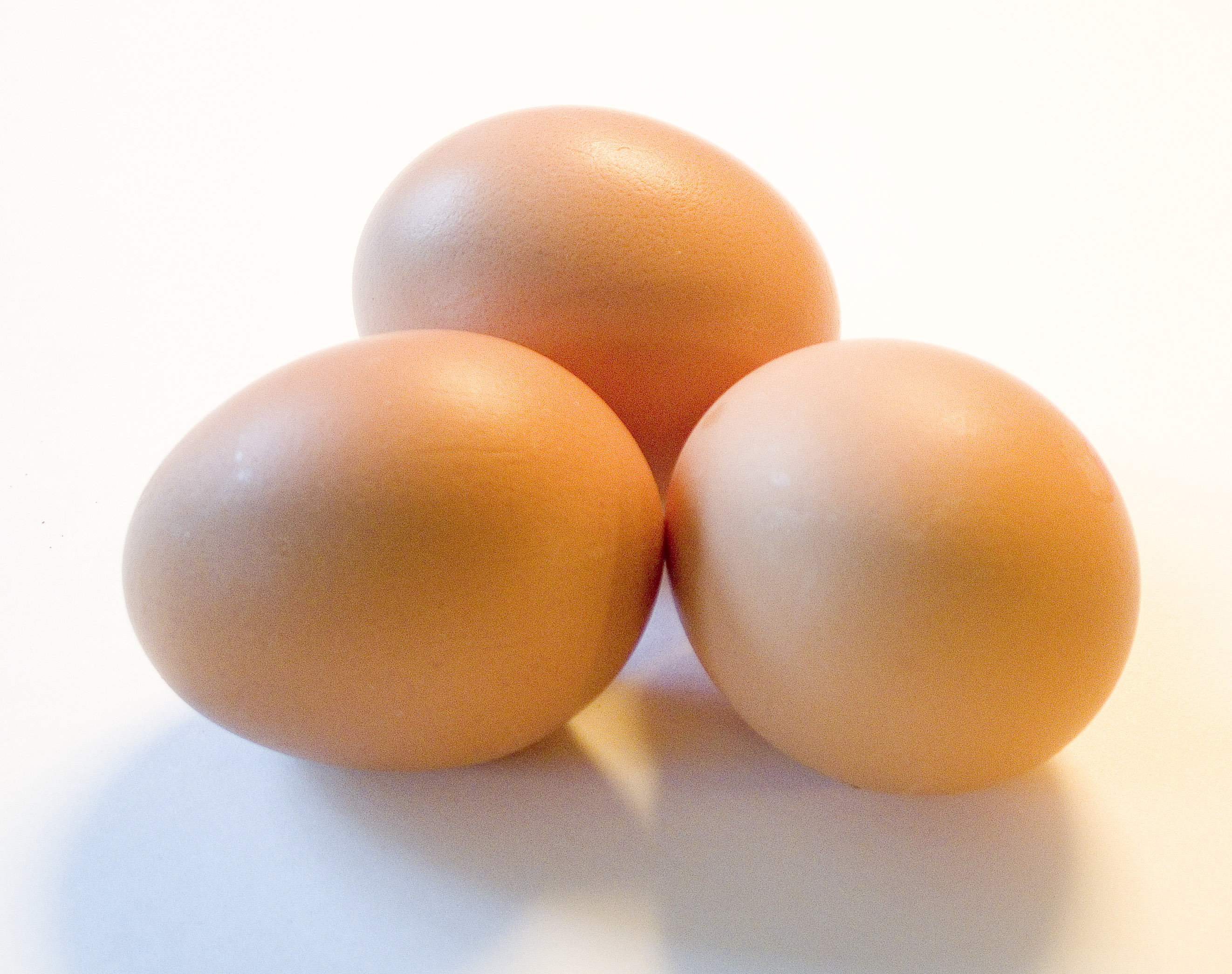 Включи 3 яйца. Три яйца. Три куриных яйца. Яйца 3 шт. Три яйца фото.